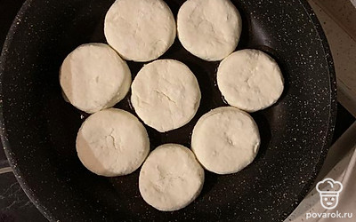 Обваляйте каждый в муке.