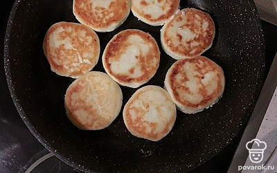 Обжарьте с двух сторон по 7 минут на среднем огне.