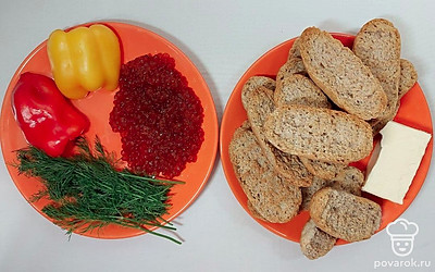 Откройте упаковку с хлебцами и проверьте насколько они хрустящие, если долго лежали и отсырели, можно прожарить их в духовке несколько минут.