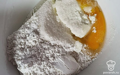 Смешайе в миске творог, муку, яйцо. Добавьте сахар по желанию.