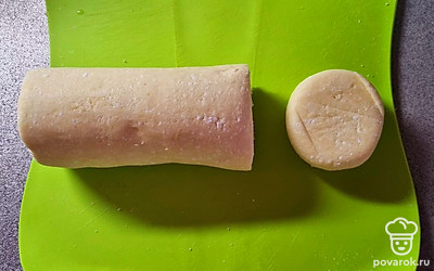 Сформируйте из массы колбаску и нарежьте ее порционно кружочками толщиной 2 см.