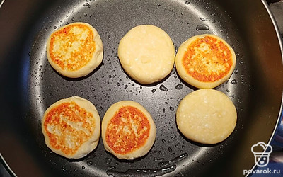 На разогретую сковороду положите сырники и обжарьте с каждой стороны по 5-7 минут.