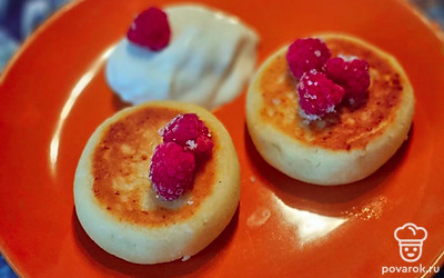 Подавайте с ягодами, взбитыми сливками, сметаной или с чем любите.