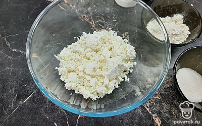 Выложите творог в миску.