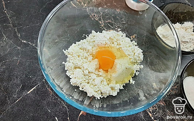 Добавьте яйцо и перемешайте.