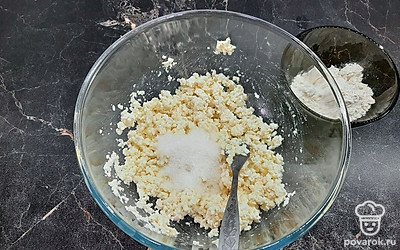 Добавьте сахар и соль.