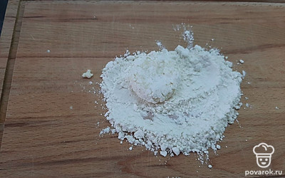 Сформируйте шарики и обваляйте их в муке.