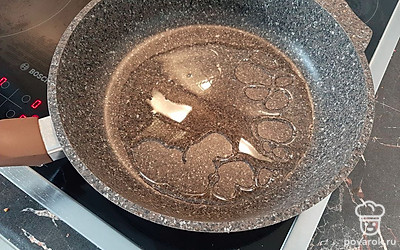 Разогрейте сковороду с растительным маслом.
