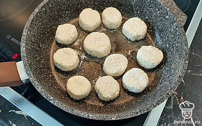 Выложите сырники и обжаривайте 2-3 минуты до золотистой корочки.