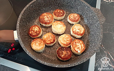 Переверните и обжаривайте еще 1-2 минуты.