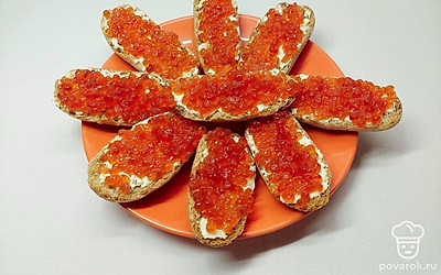 Икру распределите равномерно по всему бутерброду. Постарайтесь не повредить икринки, так внешний вид блюда будет лучше.