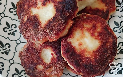 Сырники можно есть со сметаной или любимым вареньем.