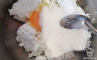 Творог поместить в ёмкость. Добавить яйцо, сахар.