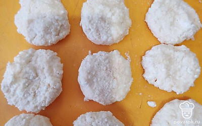 Сформировать из получившейся массы кружочки.