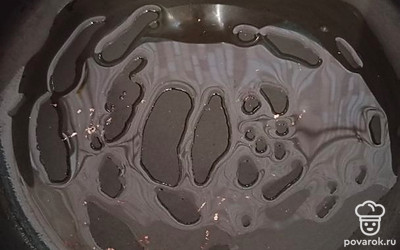 Смазать сковороду маслом.