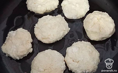 Выложить сырники на сковороду и жарить на среднем огне под крышкой.