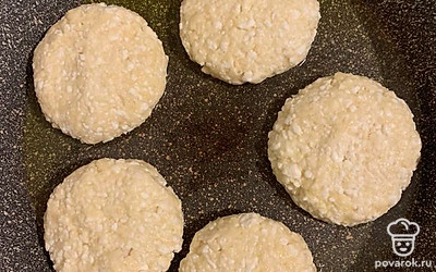 Все перемешиваем и формируем сырники.