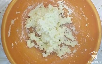 В творог вбить яйцо, всыпать кокосовую стружку, тщательно перемешать до однородной массы, разбивая комочки. Дать массе настояться 5 минут, чтобы кокосовая стружка впитала влагу и стала мягче. Добавить остальные ингридиенты, тщательно перемешать.