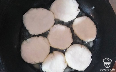 Сформировать сырники, обвалять в рисовой муке.