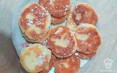 На разогретую, предварительно смазанную маслом сковороду выложить сырники. Жарить до золотистого цвета по 3 минуты с каждой стороны.