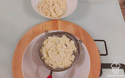 Протираем творог через сито.