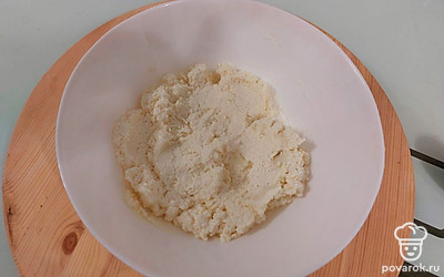 Добавляем к творогу яйцо, сахар, соль. Хорошо перемешиваем. Просеиваем муку.
