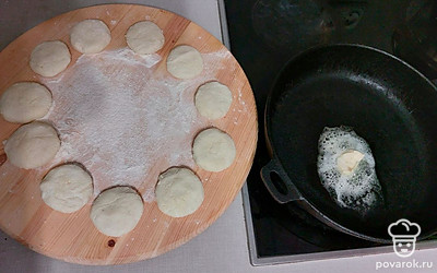 Начинаем делать сырники. Формируем лепёшки на присыпанной мукой доске.