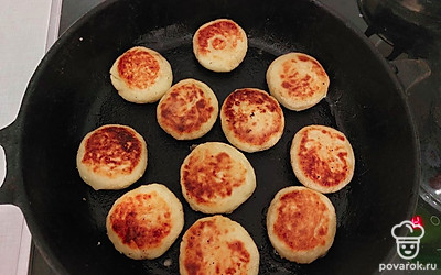 Жарим сырники на среднем огне на сливочном масле. Как только сырники подрумянятся, переворачиваем и накрываем крышкой. Жарим 2-3 минуты и выключаем, оставляем томиться на несколько минут.
