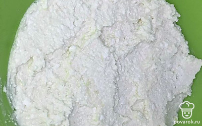 Пробить творог блендером до мягкой, гладкой текстуры.