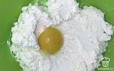 Вмешать желток. Просеять рисовую муку и добавить к творожной смеси.