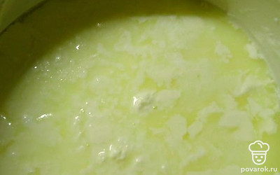 Молоко доведите до кипения, но не кипятите. Добавьте сметану. Укутайте в тепло, оставьте на 8 часов.