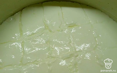 Получившуюся смесь поставьте на огонь, доведите до такой степени, чтобы сыворотка начала отставать от молока.