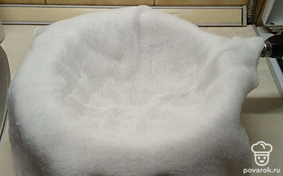 На марлю, сложенную в 6 слоев, вылейте содержимое. Когда жидкость сойдёт, заверните в марлю и поставьте под гнет.