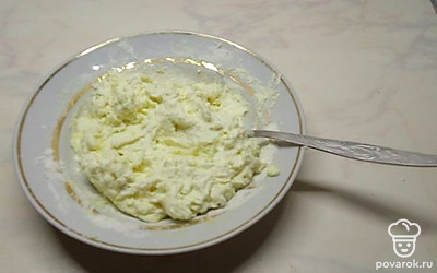 В творог добавьте сахарную пудру, щепотку соли, ложку муки. Замесите тесто