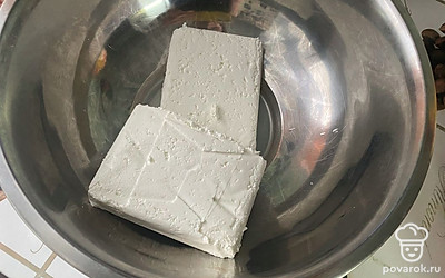 Творог размять вилкой.