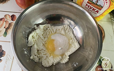 Добавить яйцо, сахар, муку, ванилин.