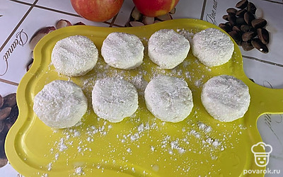 Мокрыми руками скатать шарики.