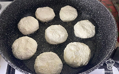 Сковороду смазать маслом и жарить под крышкой до золотистой корочки с двух сторон.