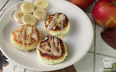 Подавать со сгущёнкой, сметаной или джемом.