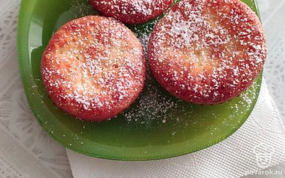 Остудить сырники, посыпать сахарной пудрой.