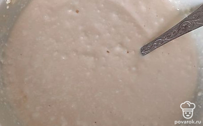 В миску выложить творог, яйца, сахар, сметану и тщательно перемешать. Добавить ванилин, разрыхлитель, манную крупу.