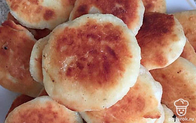 Обжарьте на сковороде с маслом до готовности.