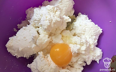 В творог добавьте два яйца.