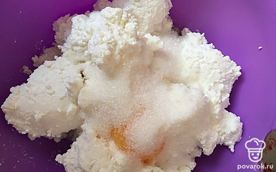 Добавьте сахар, щепотку соли, можно добавить сахарную пудру и ванилин по желанию.