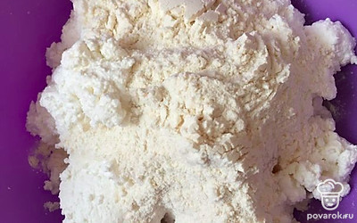 Добавьте муку и замесите тесто.