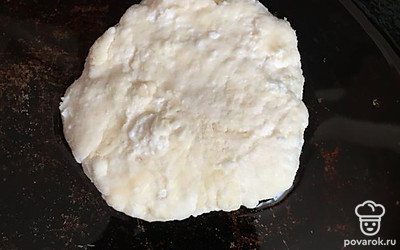 Сформируйте сырники.