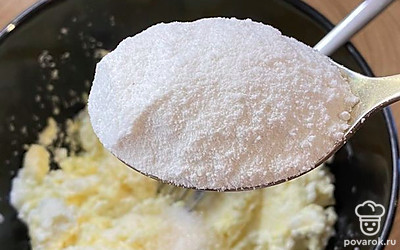 Добавьте в миску рисовую муку.