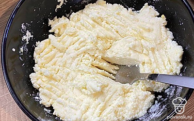 Перемешайте тщательно вилкой. 