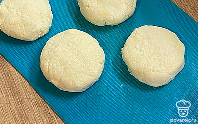 Сформируйте руками сырники на доске.