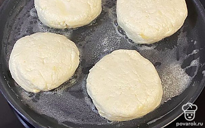 Разогрейте масло на сковородке и выложите сырники.